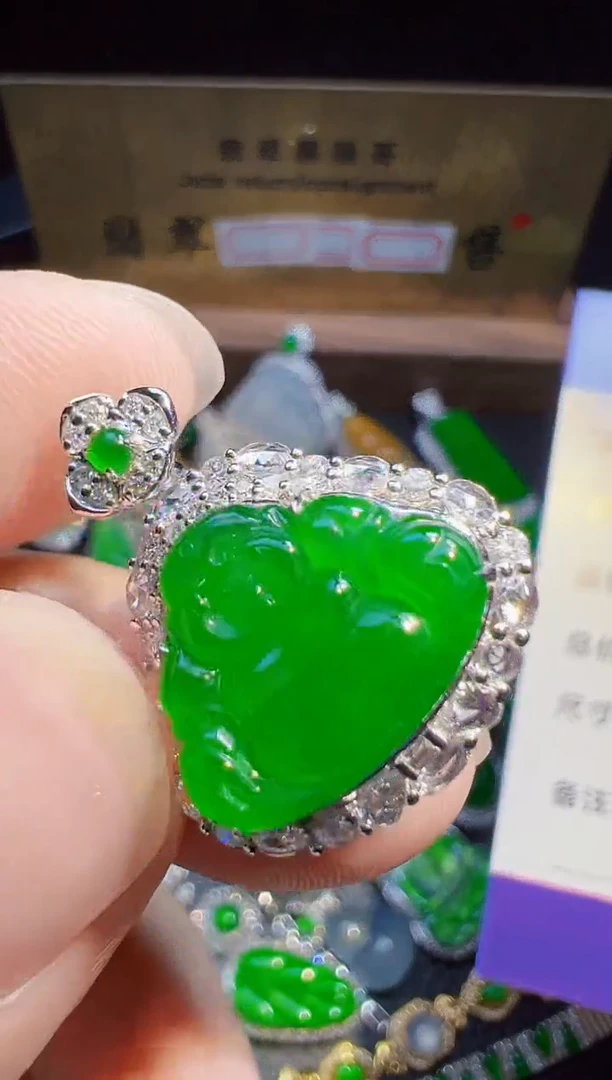 翡翠18K金镶嵌颈饰…**.翡翠