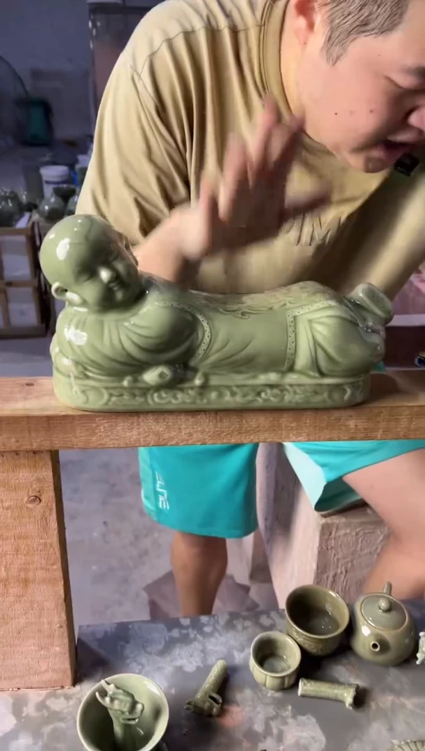 耀州窑青瓷娃娃枕