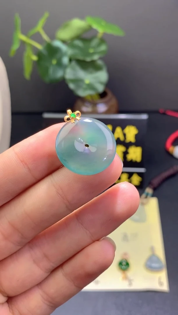 翡翠18K金镶嵌颈饰翡翠吊坠