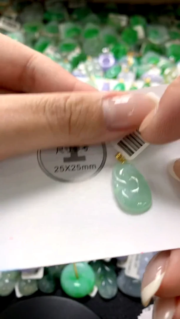 翡翠18K金镶嵌颈饰1111111111111111
