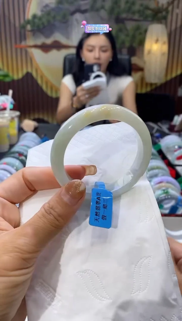 翡翠手镯未镶嵌多人01252