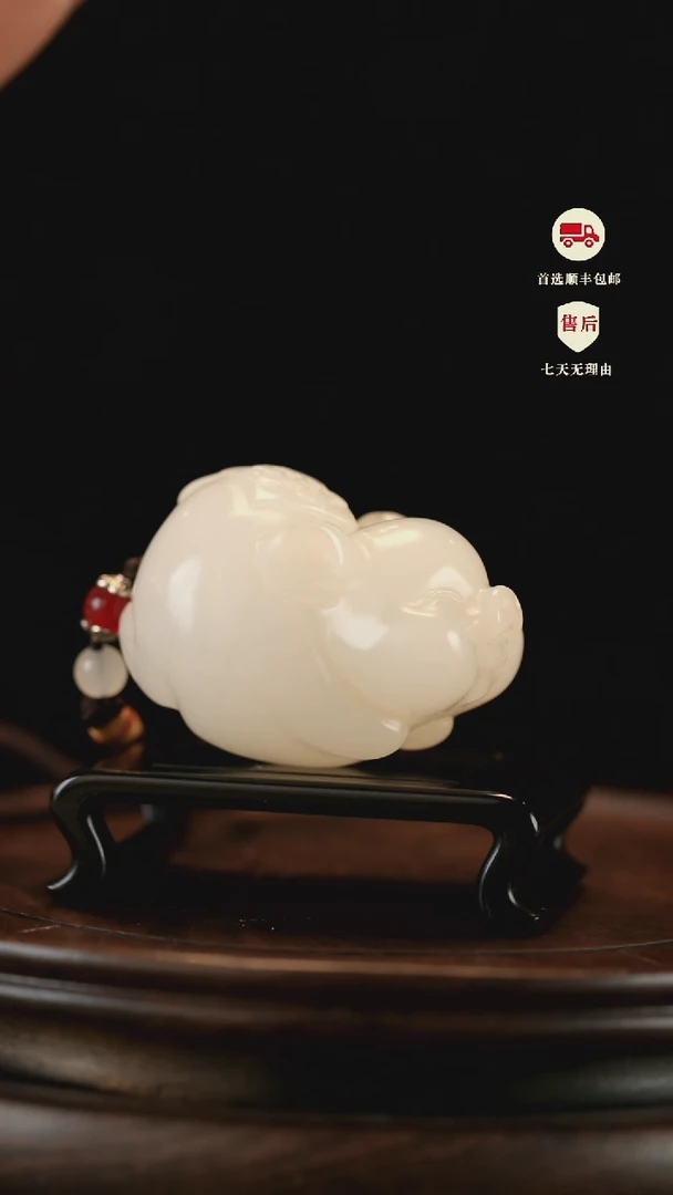 云南石荔枝白雕刻：纳福飞猪手把件摆件