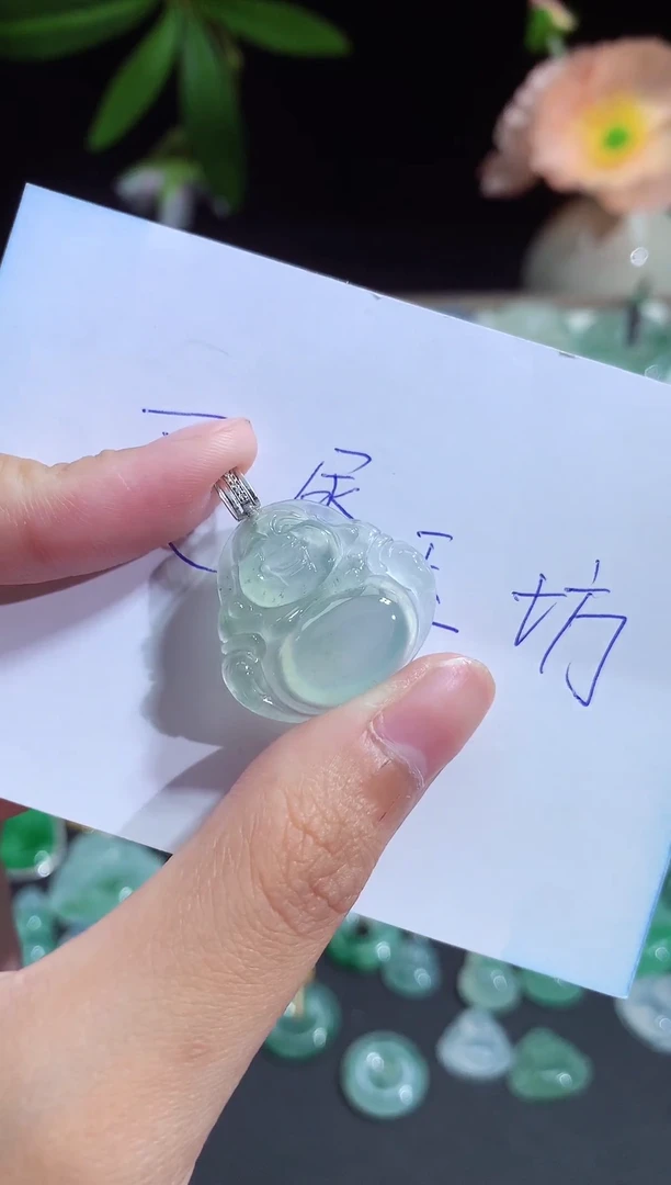 翡翠未镶嵌颈饰佛公