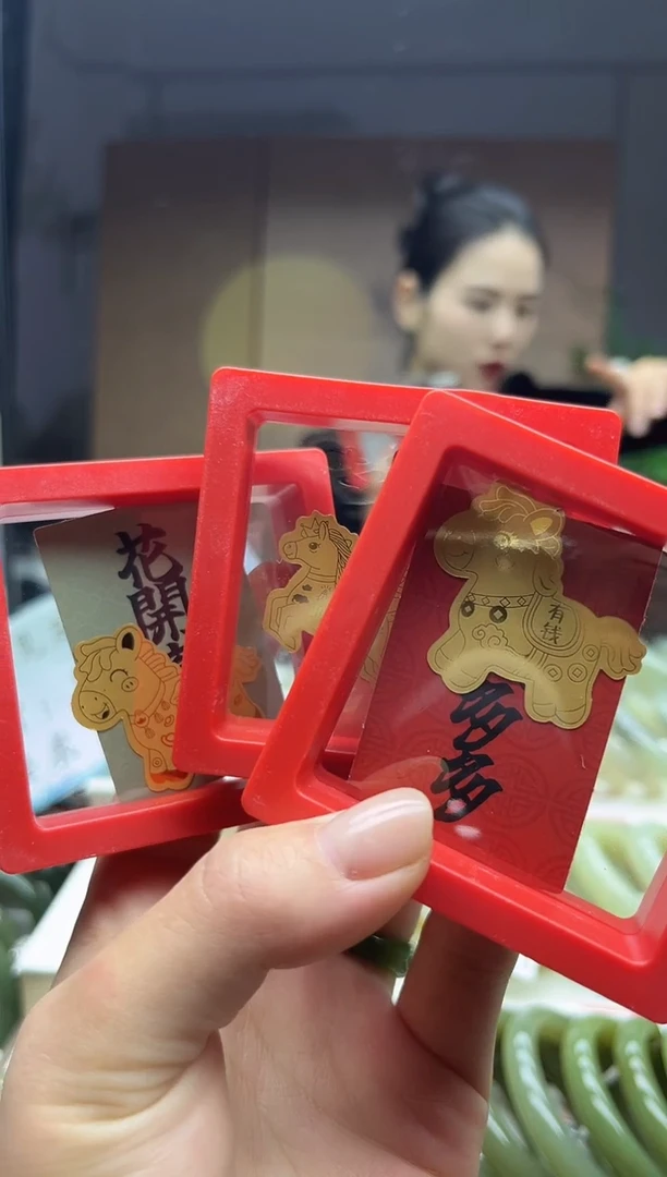 颈饰未镶嵌和田玉栩***?2025跨年粉丝礼物