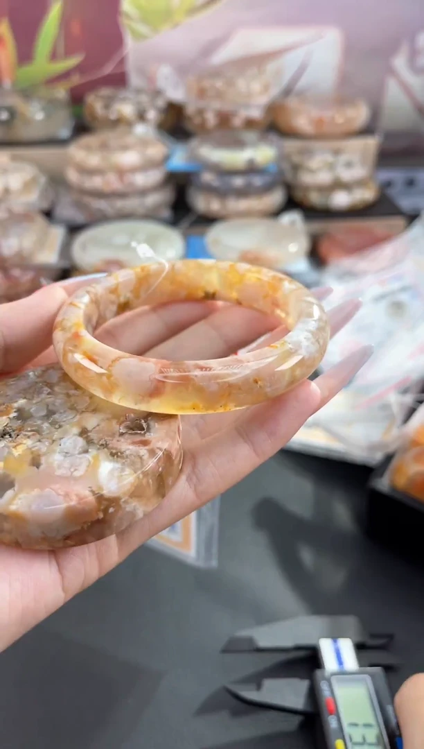 未镶嵌手镯石英质玉56