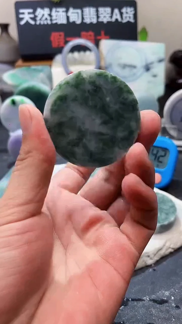 翡翠挂件未镶嵌翡翠