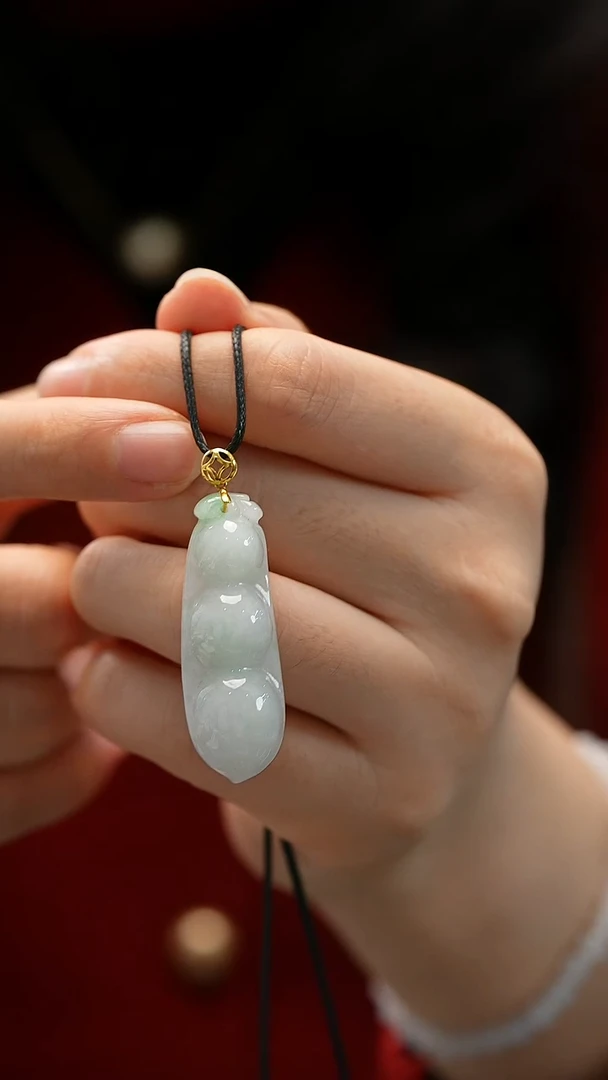 颈饰18K金镶嵌翡翠福豆