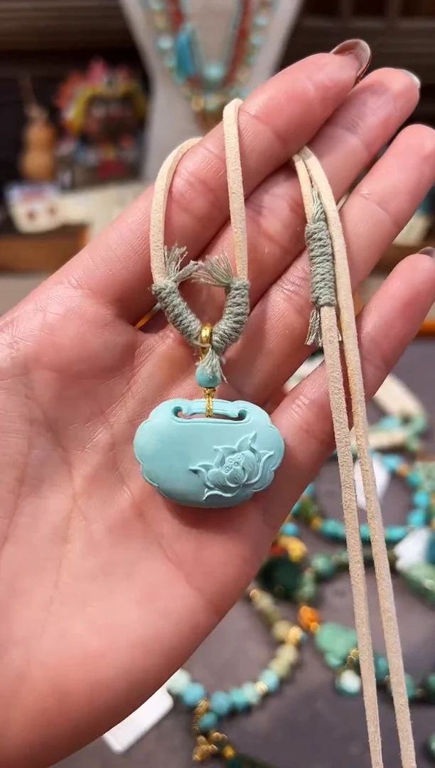 18K金镶嵌绿松石颈饰如意锁项链