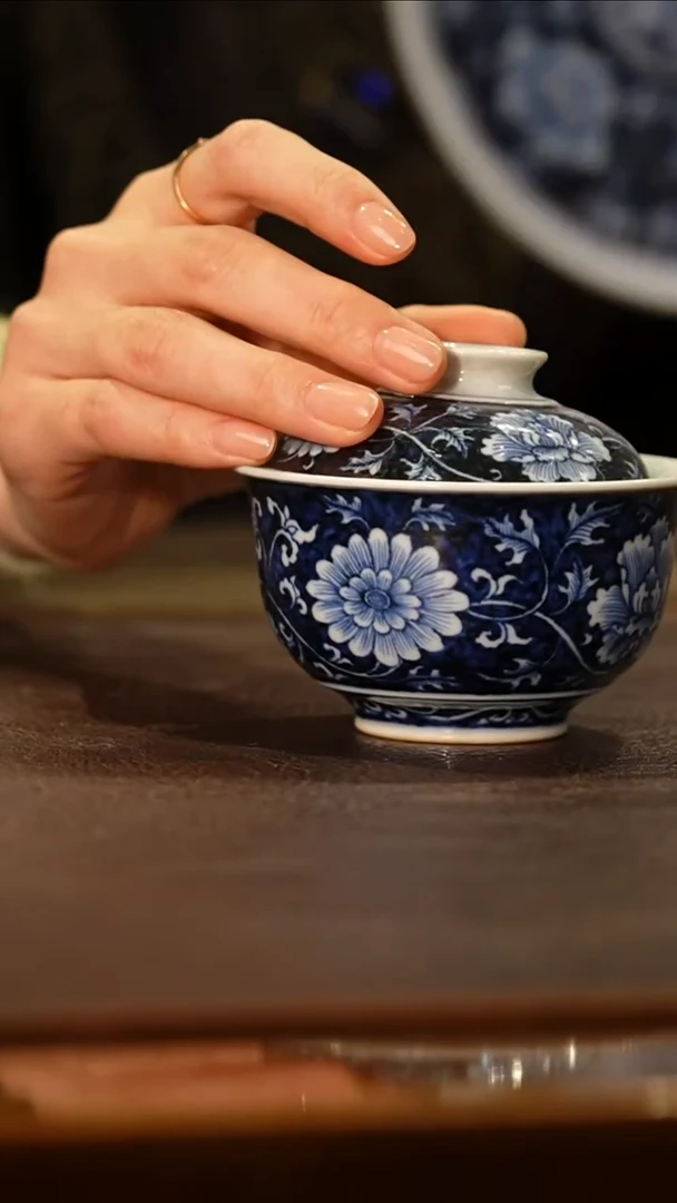 瓷瓷姑娘靑韵堂蓝底花卉盖碗