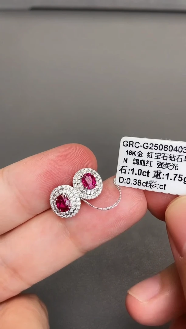 18K金镶嵌耳钉红宝石1.0ct/无烧鸽血红/强荧光/GRC/七天鉴赏