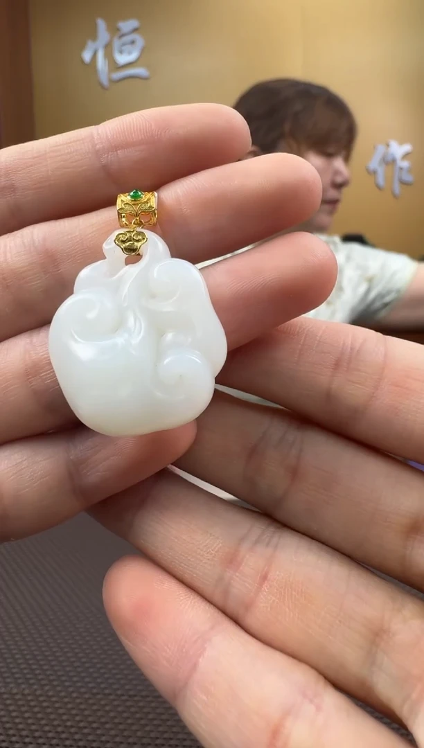 和田玉18K金镶嵌颈饰挂件