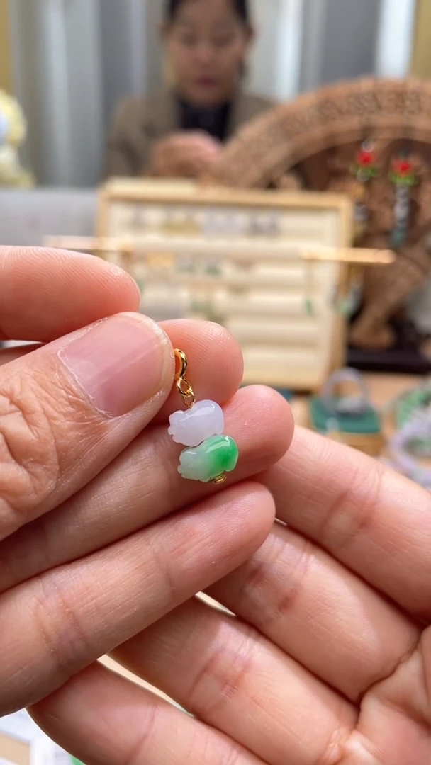 【闪购商品】翡翠颈饰未镶嵌猪猪滴流