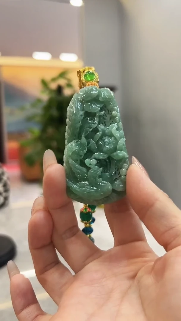 翡翠未镶嵌颈饰凤穿牡丹