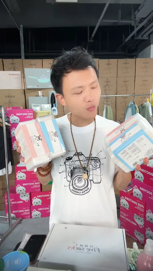 塑料卸妆棉蓝色和红色各一盒