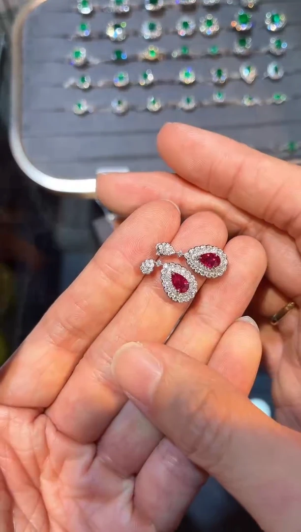 18K金镶嵌耳钉红宝石【闪购】1.31ct/同步展会价/无烧鸽血红