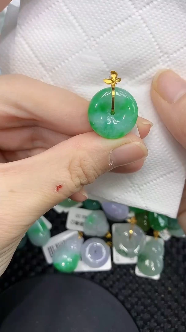 颈饰18K金镶嵌翡翠111111111