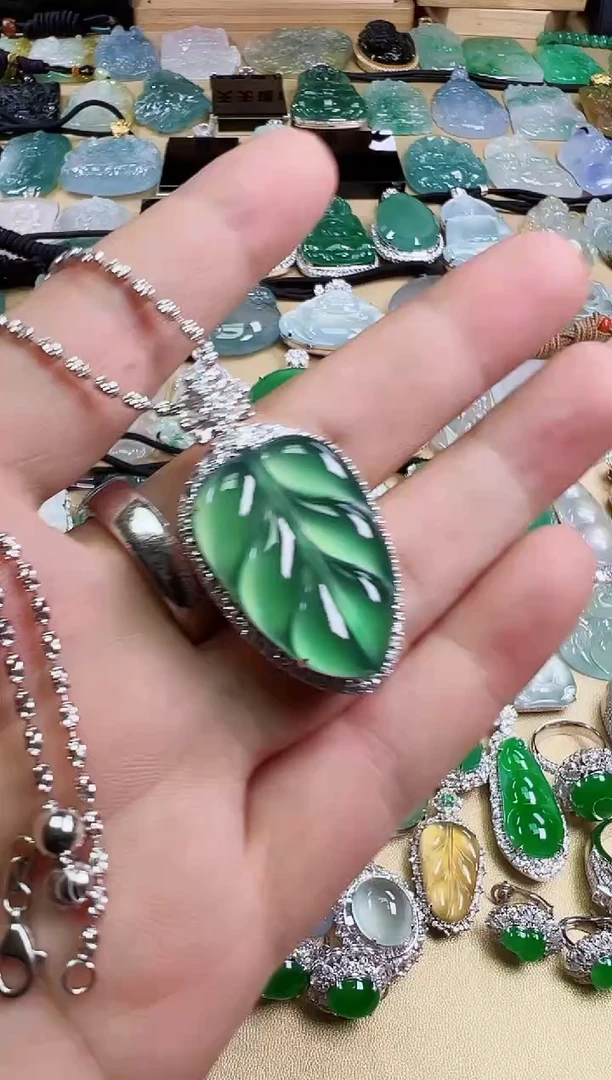 翡翠18K金镶嵌颈饰天然缅甸翡翠