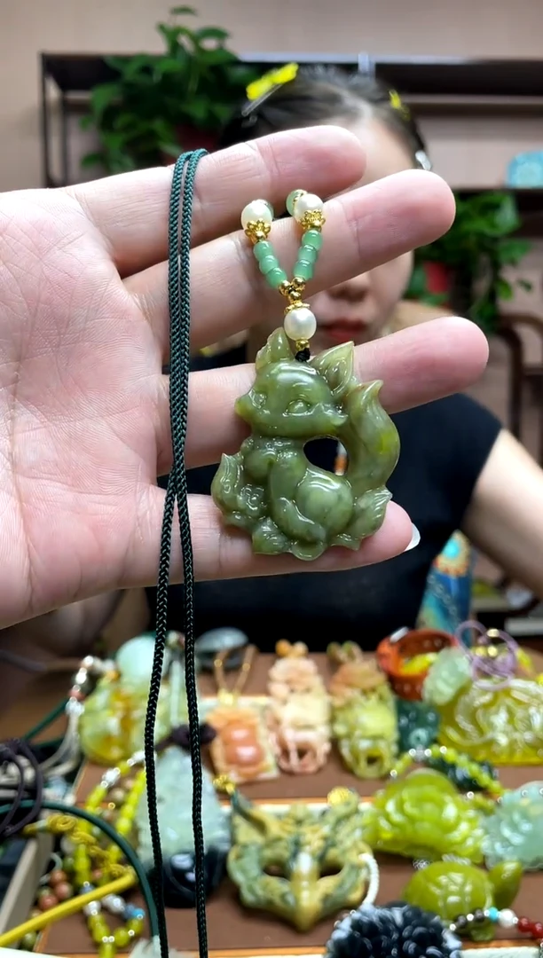 未镶嵌岫玉吊坠`