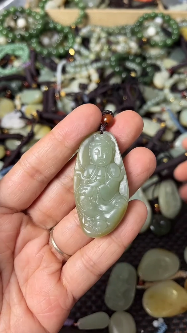 和田玉未镶嵌颈饰（多样性发一件）没有证书有瑕