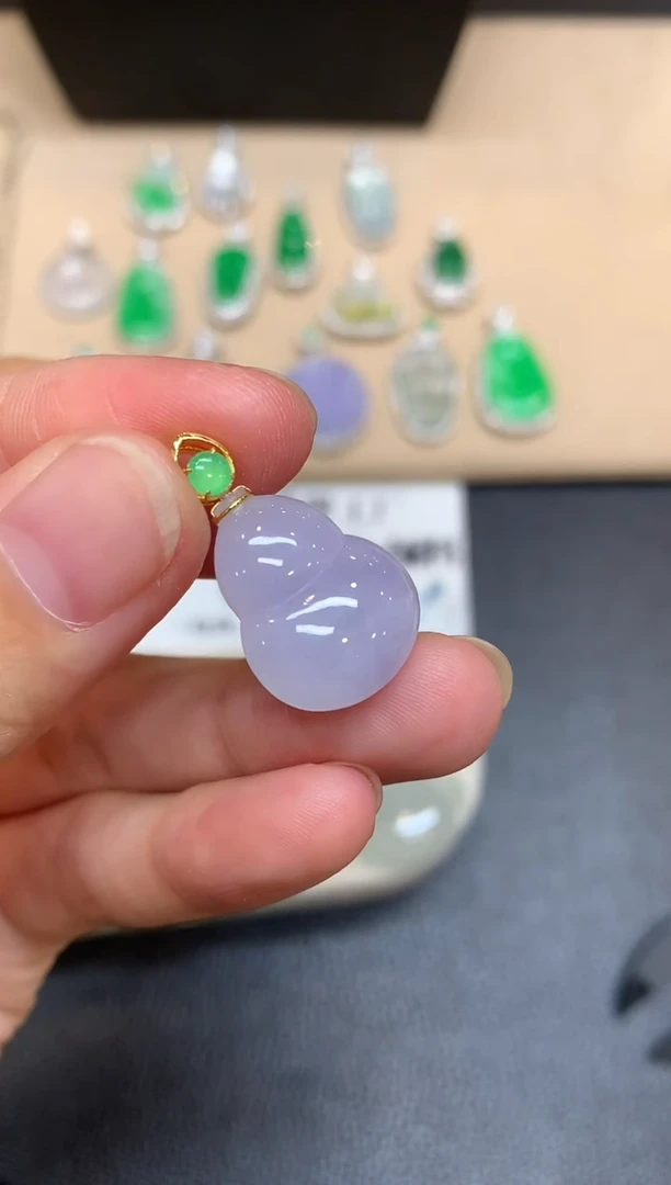 颈饰18K金镶嵌翡翠葫芦【无服务费