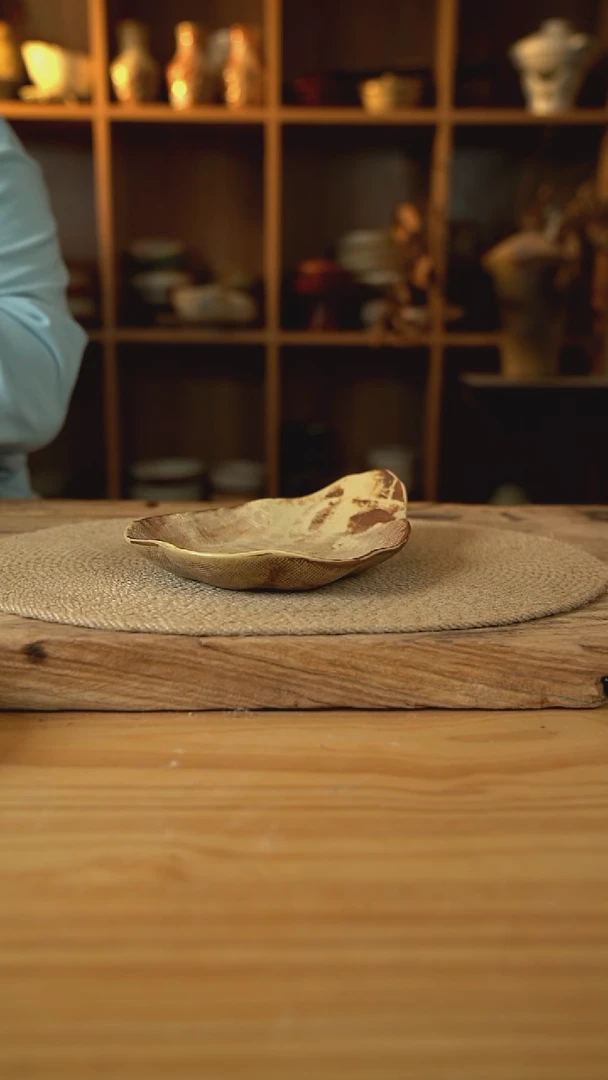 020新品布里纹黄系列的布里纹不规则盘子1个