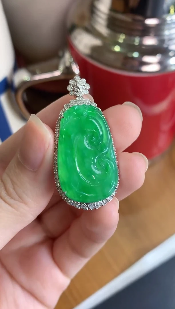 颈饰18K金镶嵌翡翠绿如意