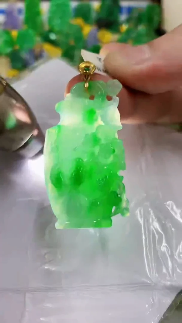 翡翠18K金镶嵌颈饰挂件
