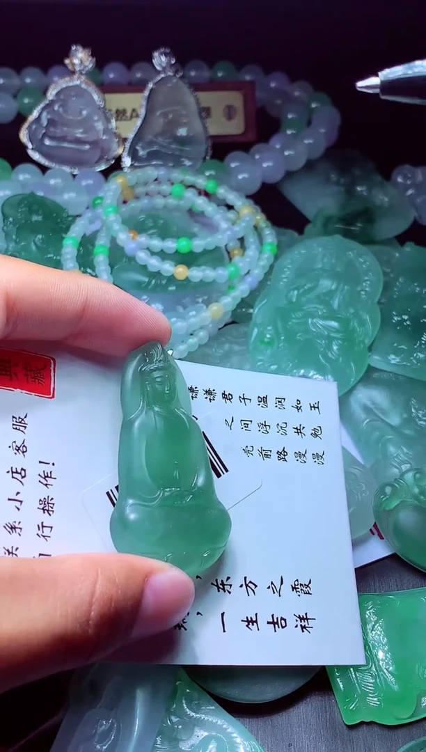 未镶嵌定制翡翠三***?翡翠毛货定制
