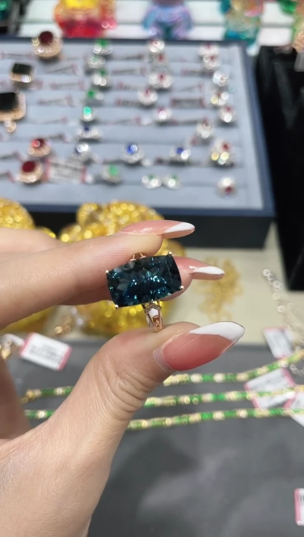 18K金镶嵌戒指托帕石戒指