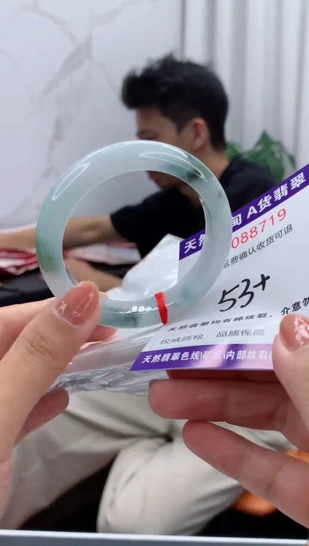 未镶嵌手镯翡翠有纹，完美者勿拍