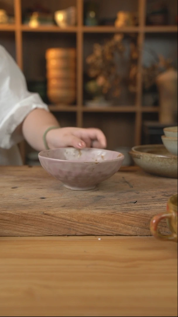 粉棕色的6英寸手捏碗