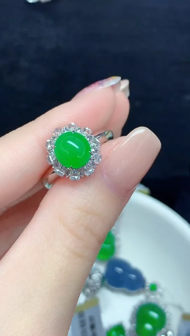 18K金镶嵌戒指翡翠SR多样性发其一