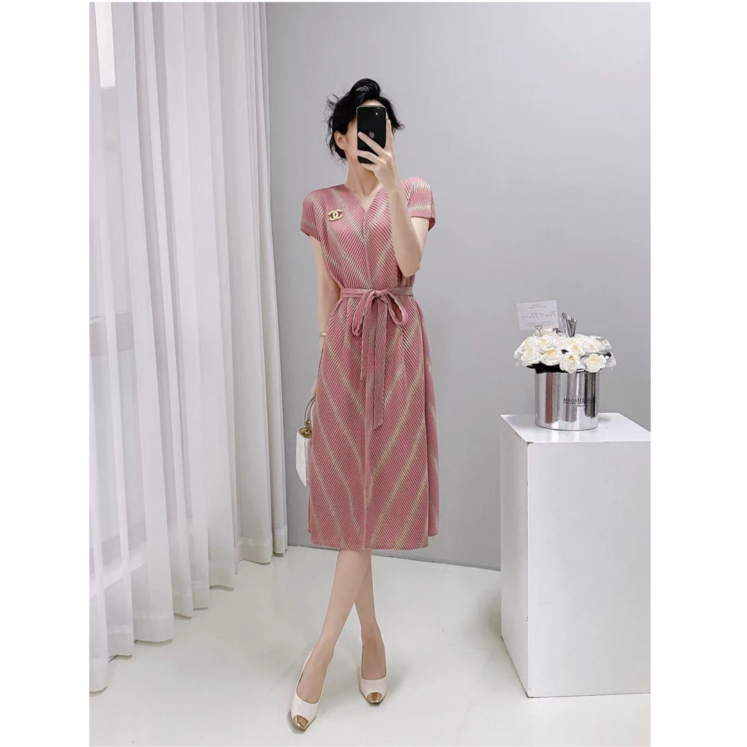 2025夏季新款V领烫金龙鳞纹时尚气质百搭显瘦褶皱连衣裙