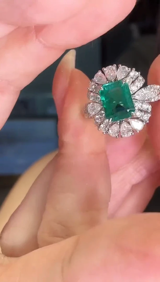 18K金镶嵌戒指祖母绿吉尔德1.70ct