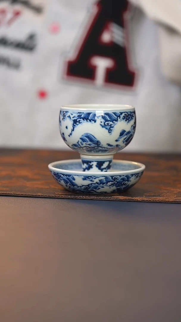 成蕴窑暗刻龙纹转转杯