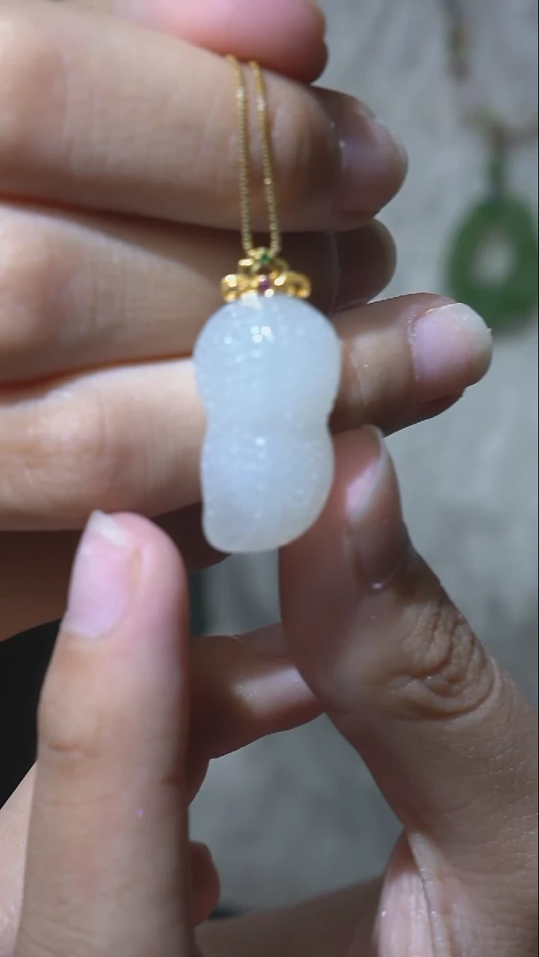 和田玉18K金镶嵌颈饰花生