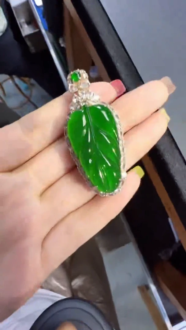 定制翡翠未镶嵌翡翠A货有轻微色差属于正常现象，叶子1