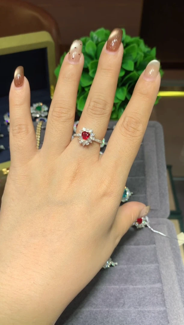 18K金镶嵌戒指红宝石0.73ct