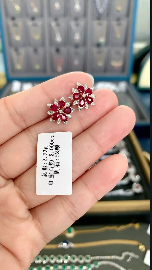 18K金镶嵌耳钉红宝石2克拉