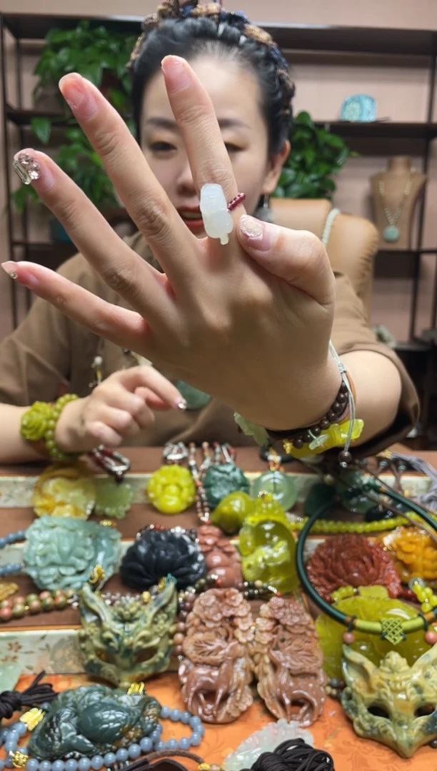 未镶嵌岫玉吊坠多样性发货发其中之一