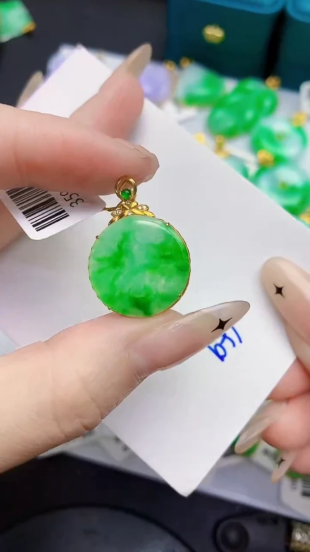 颈饰18K金镶嵌翡翠缅甸天然翡翠A货