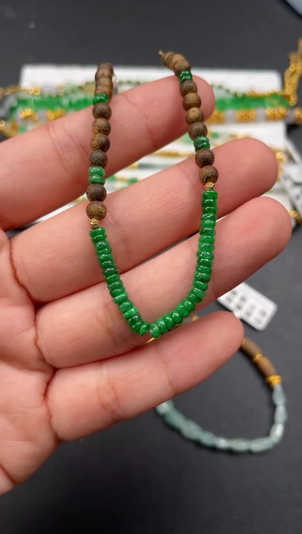 套链18K金镶嵌翡翠一条   P251