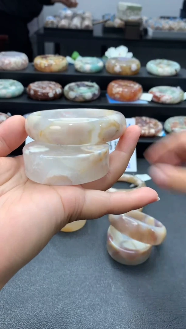 未镶嵌手镯石英质玉（5758圈口）赠送镯心 无证书