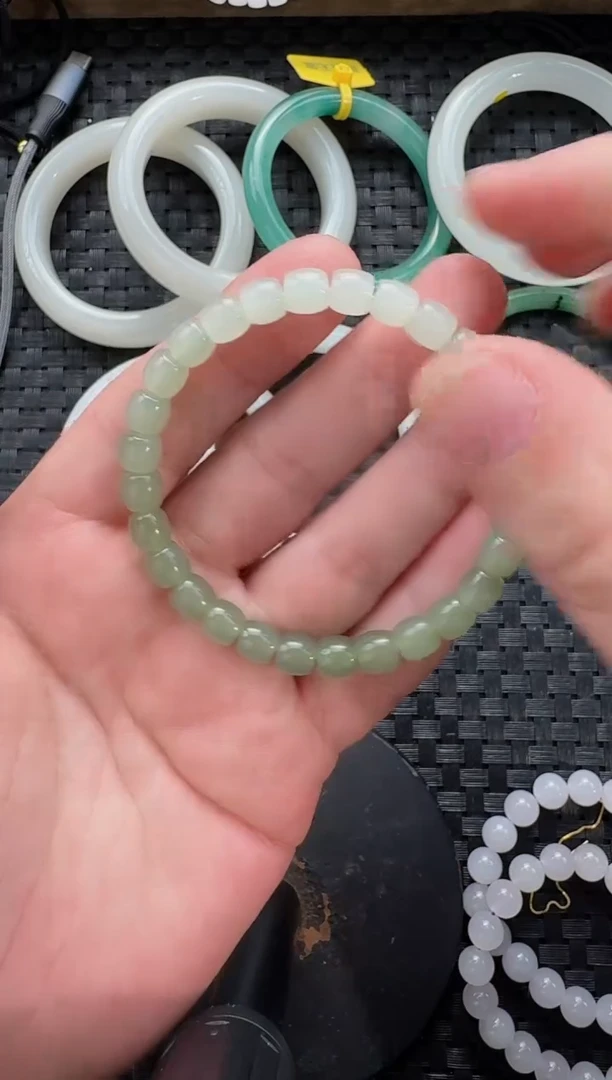 颈饰未镶嵌和田玉7*6晴水渐变色直切手串