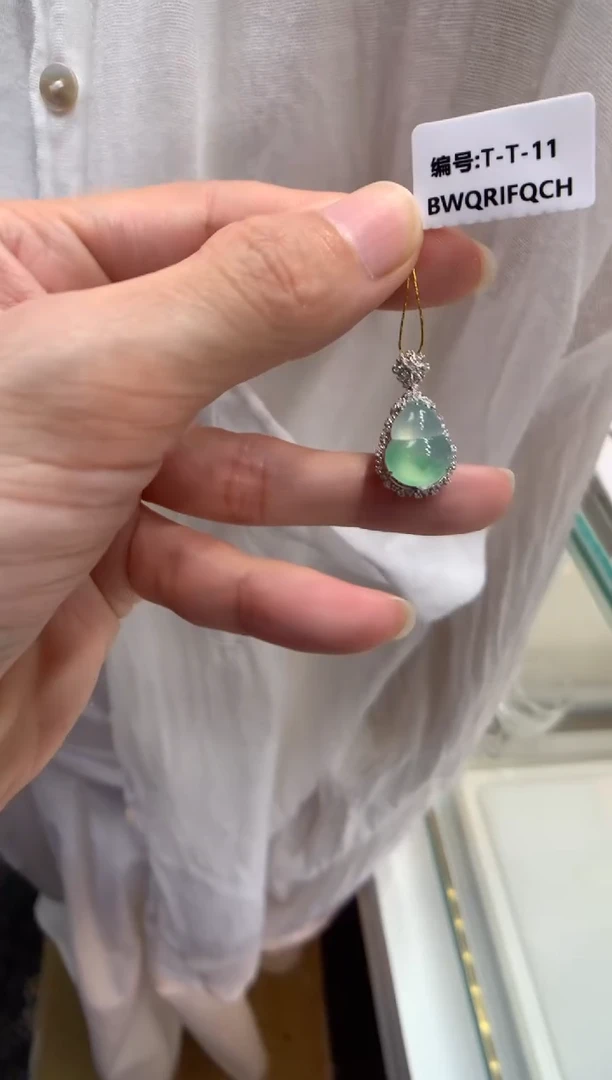 翡翠18K金镶嵌颈饰葫芦