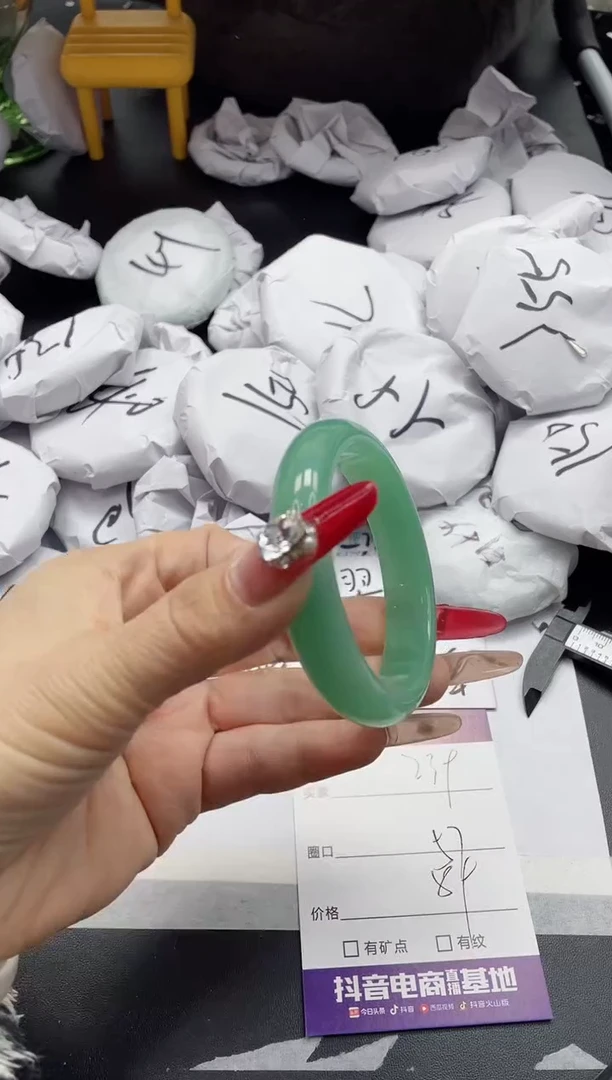 【闪购商品】石英质玉手镯未镶嵌239