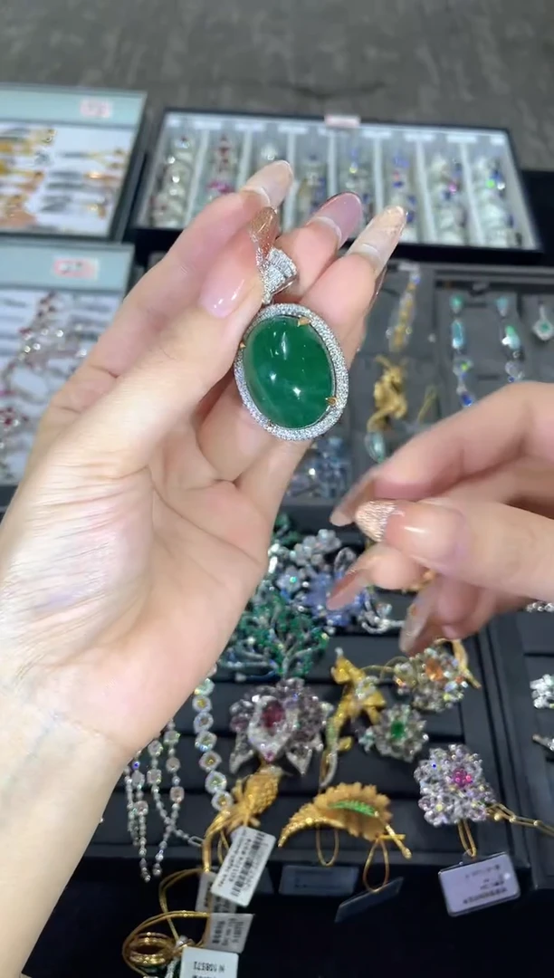 18K金镶嵌吊坠（不含链）祖母绿MSQ