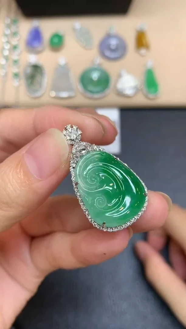 颈饰18K金镶嵌翡翠如意【无服务费