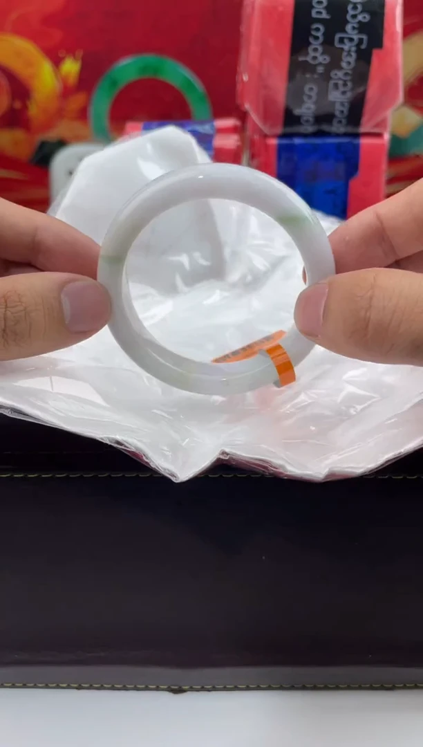 【闪购商品】翡翠手镯未镶嵌18翡翠手镯（微瑕）