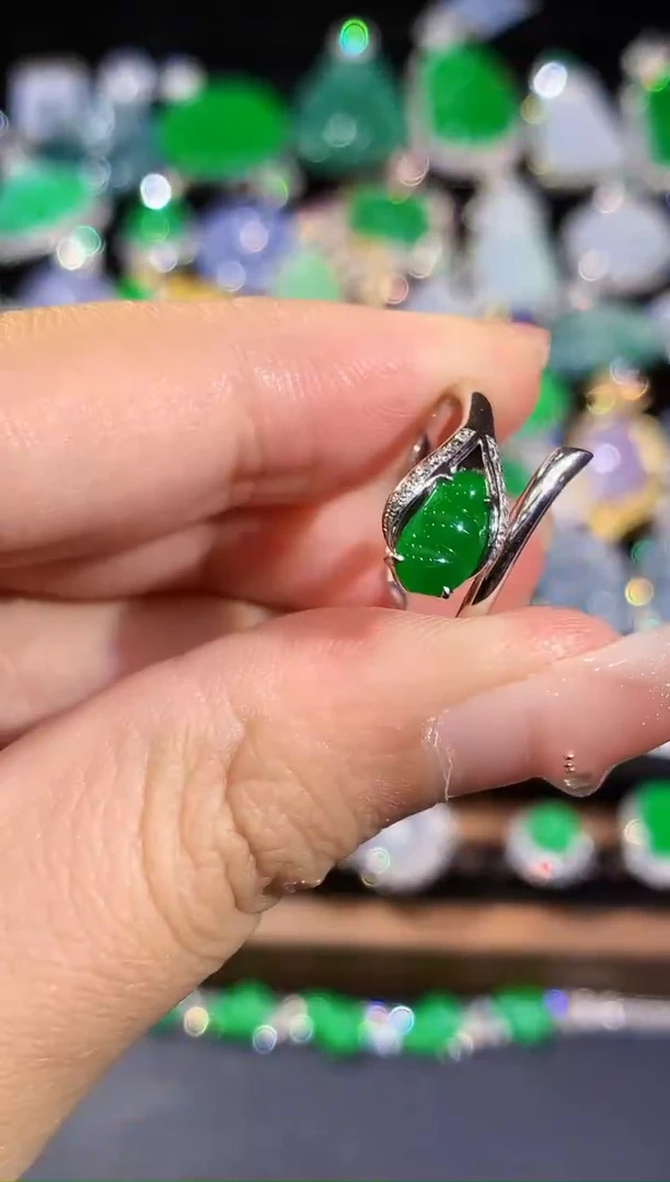 18K金镶嵌戒指翡翠多样性发其一